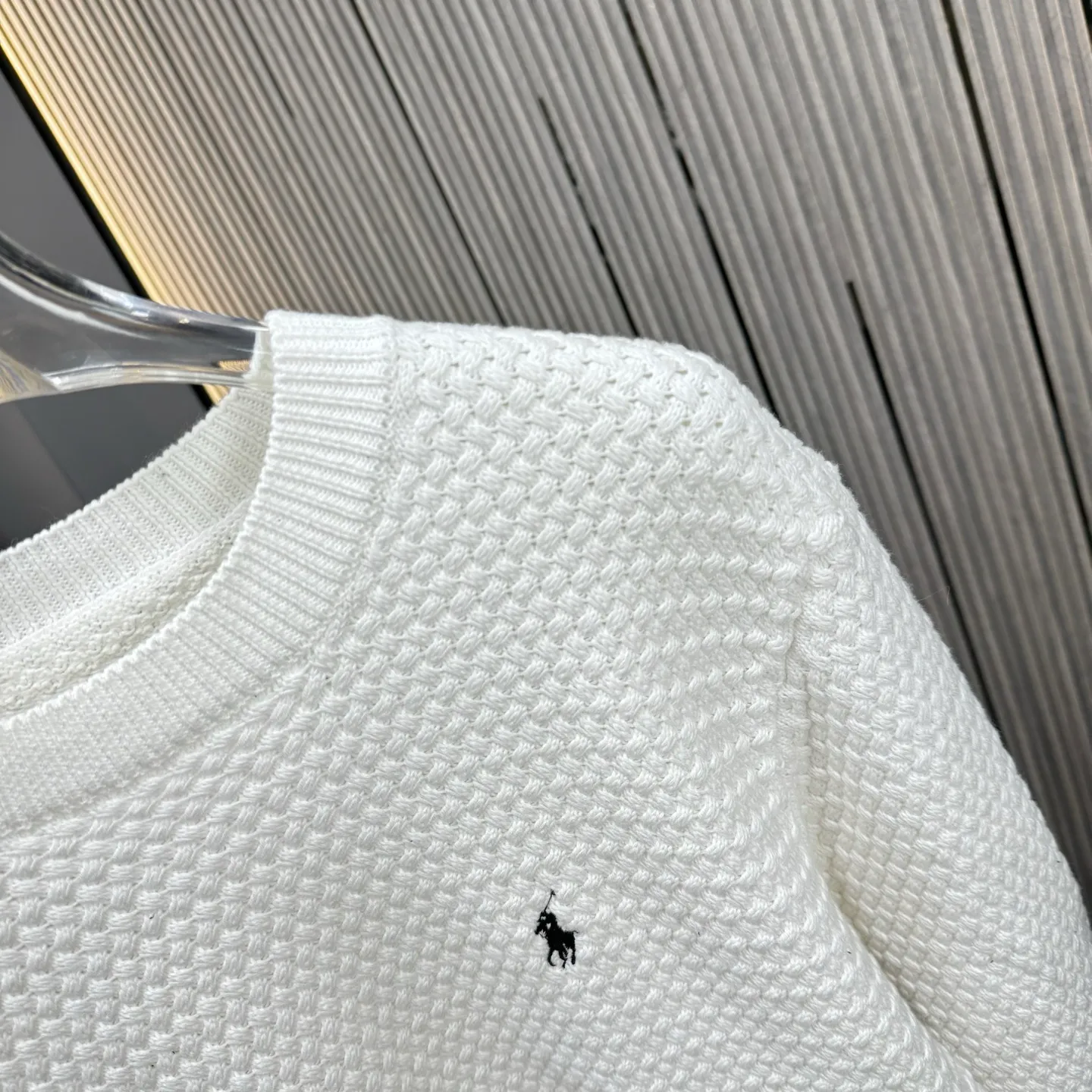 🅿️310 Ralph Lauren 25FW crew neck sweater. The fabric is made of top-quality cashmere yarn. The new autumn and winter Oblique jacquard knitted cashmere sweater adopts a double-sided wearable design and is made of high-quality cashmere material. After fine weaving process, it presents a soft and comfortable touch and excellent thermal insulation performance. The iconic Oblique jacquard pattern is perfectly presented through precision knitting technology. It can be worn on both sides, showing different style charms. The round neck design is simple and elegant, suitable for various matching occasions. Exquisite knitting technology ensures that the clothes are not easily deformed and remain crisp and long-lasting. The double-sided design concept reflects LV's perfect balance of practicality and fashion. Each sweater undergoes strict quality inspection to ensure that the quality meets the brand's consistently high standards. This knitted item combines warmth and style, making it an exquisite addition to your autumn and winter wardrobe. Size:S/M/L/XL